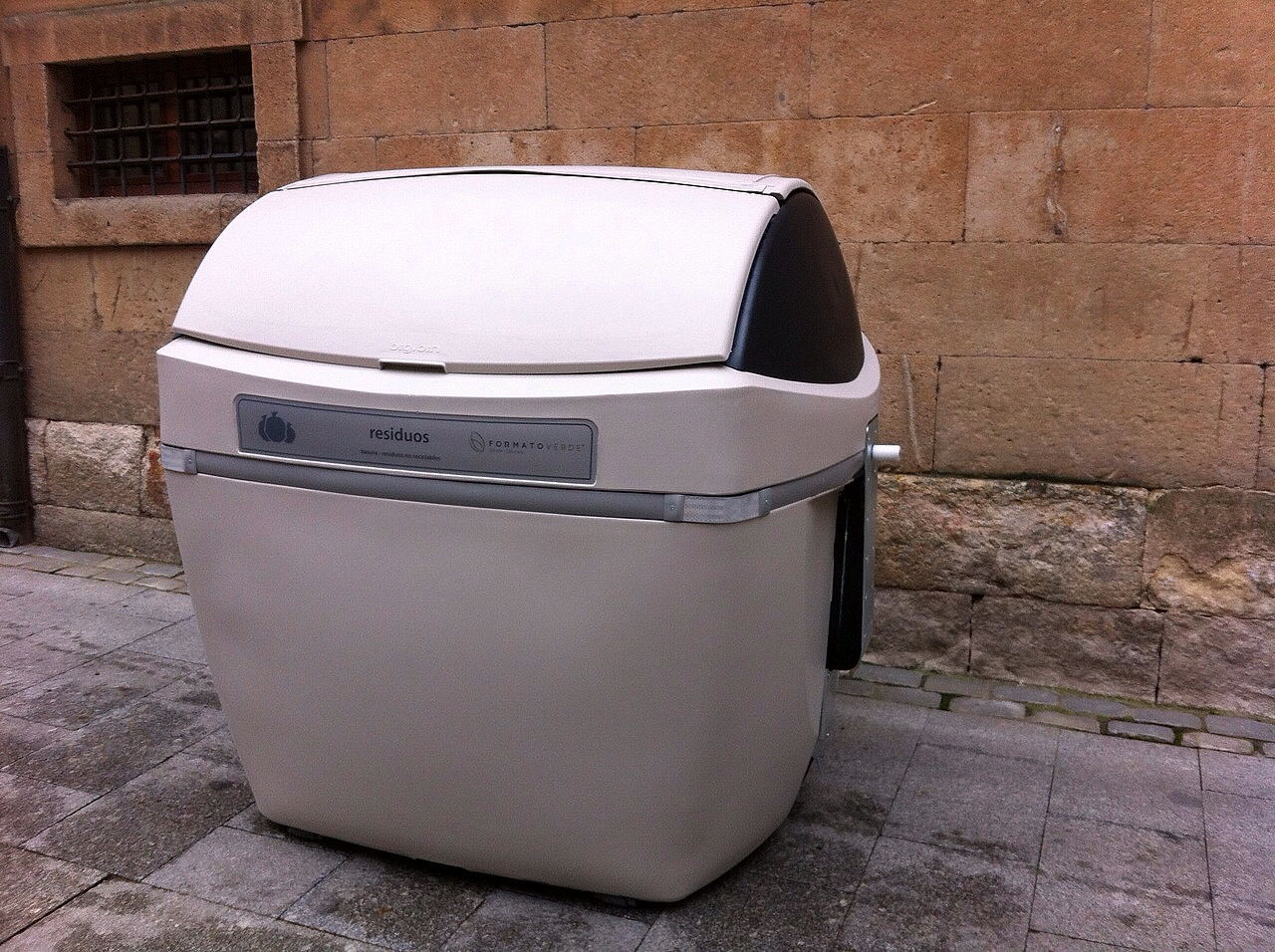 Uno de los nuevos contenedores del casco historico