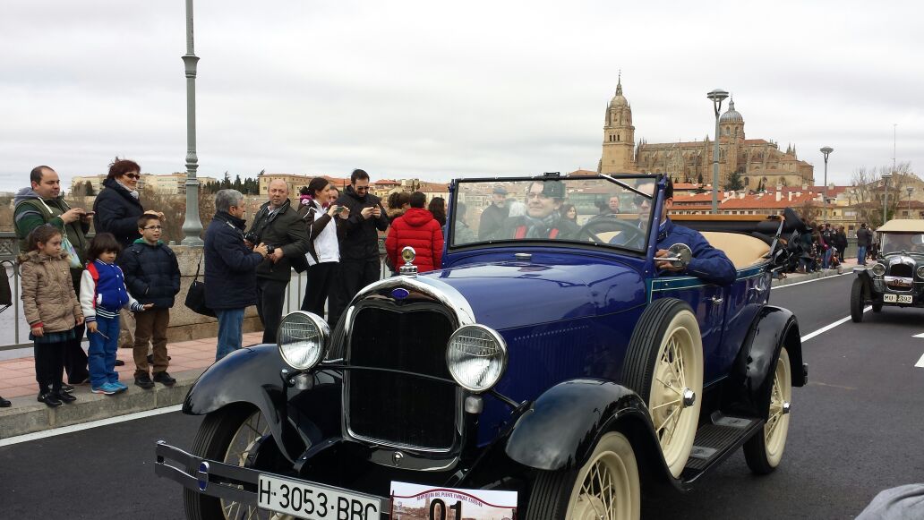 El alcalde de Salamanca ha participado en el desfile de vehiculos antiguos