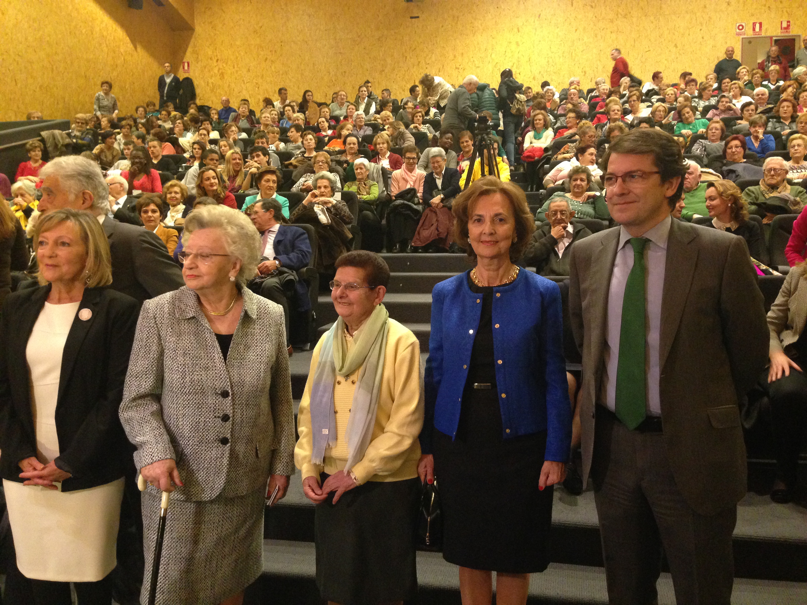 El alcalde  junto a las homenajeadas con motivo del Dia Internacional de la Mujer