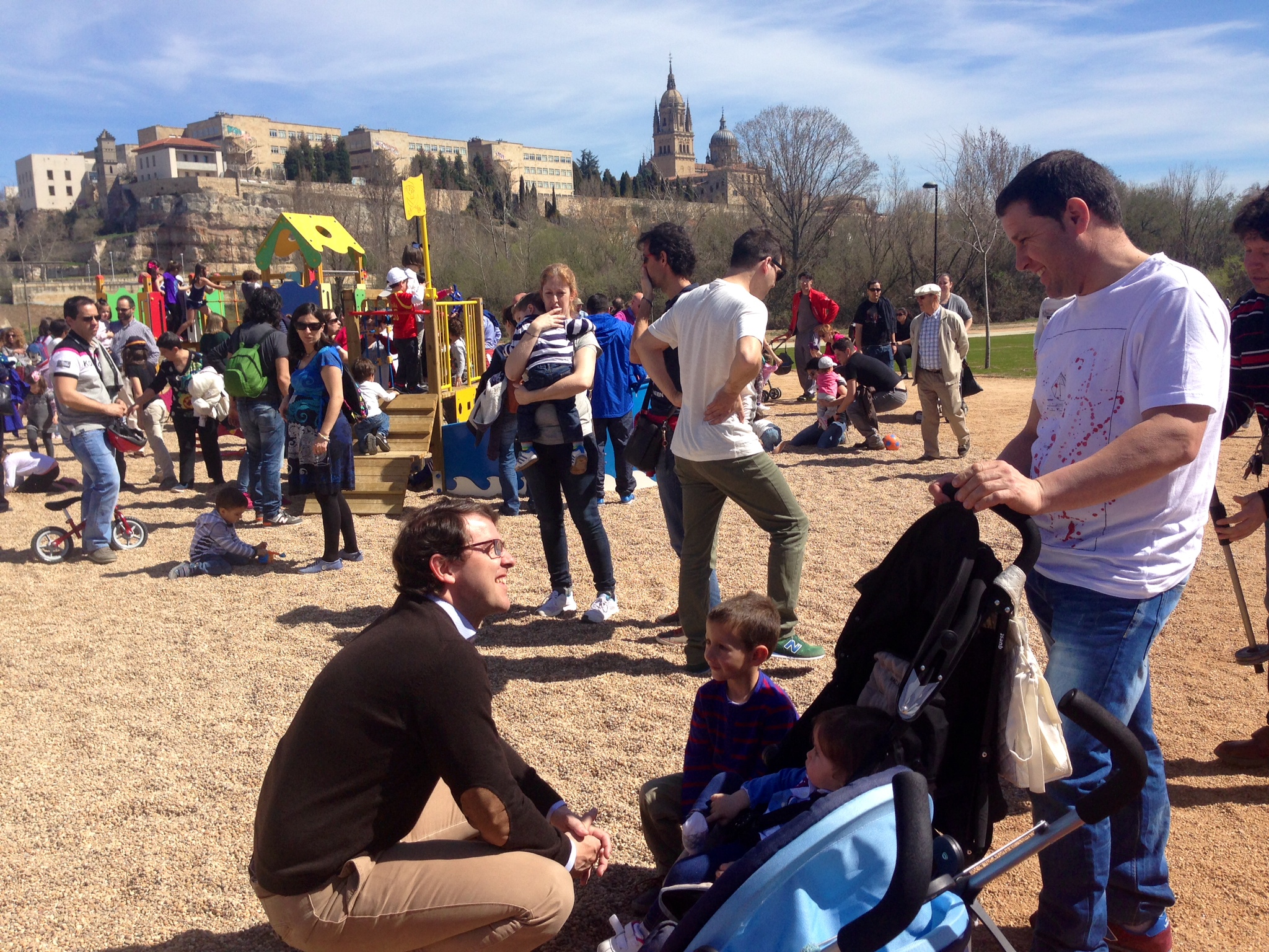 El alcalde  saludando a una familia en el nuevo parque junto al Arroyo del Zurguen