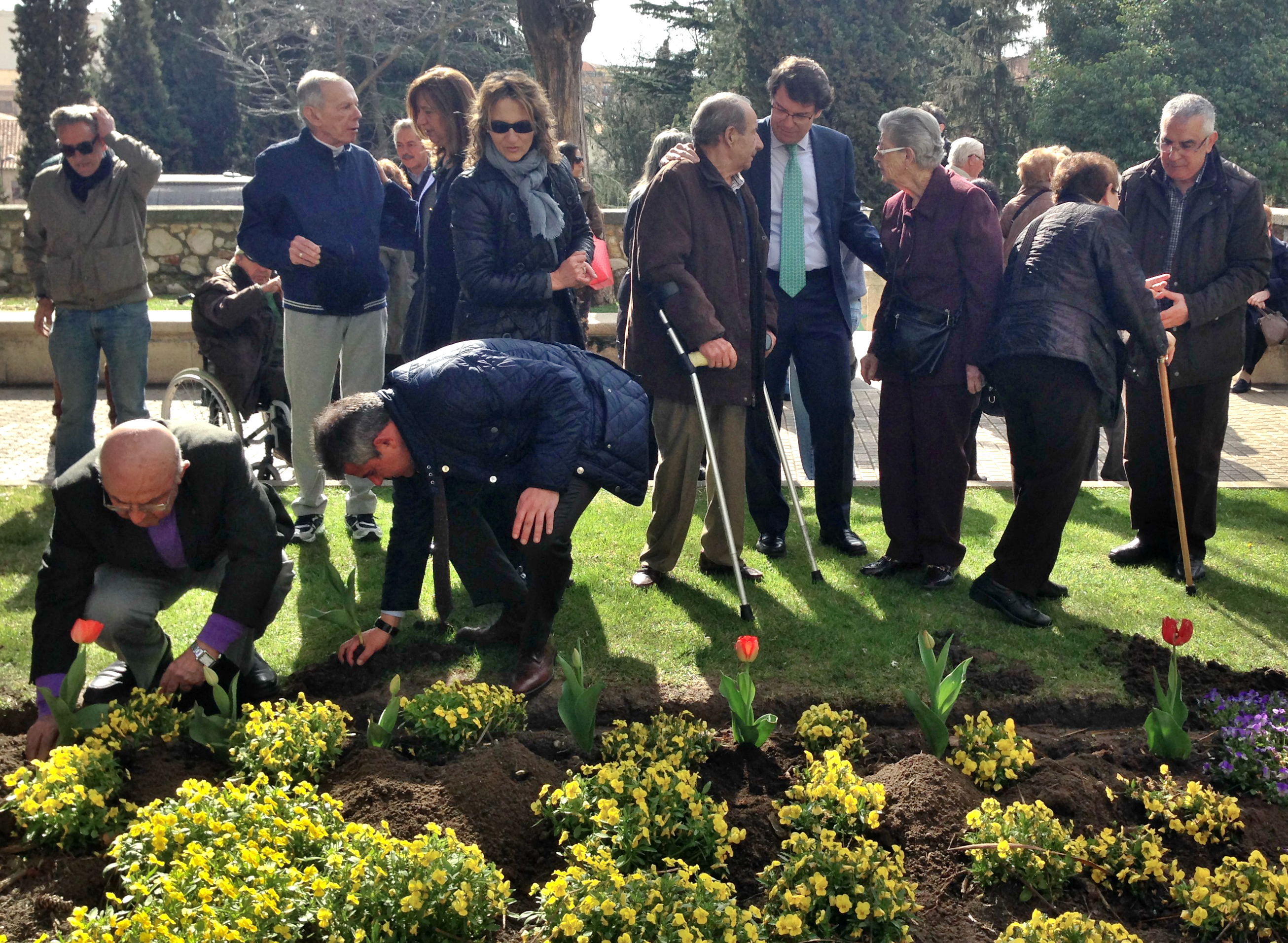 Simbolico acto de plantacion de tulipanes en el Parque de San Francisco
