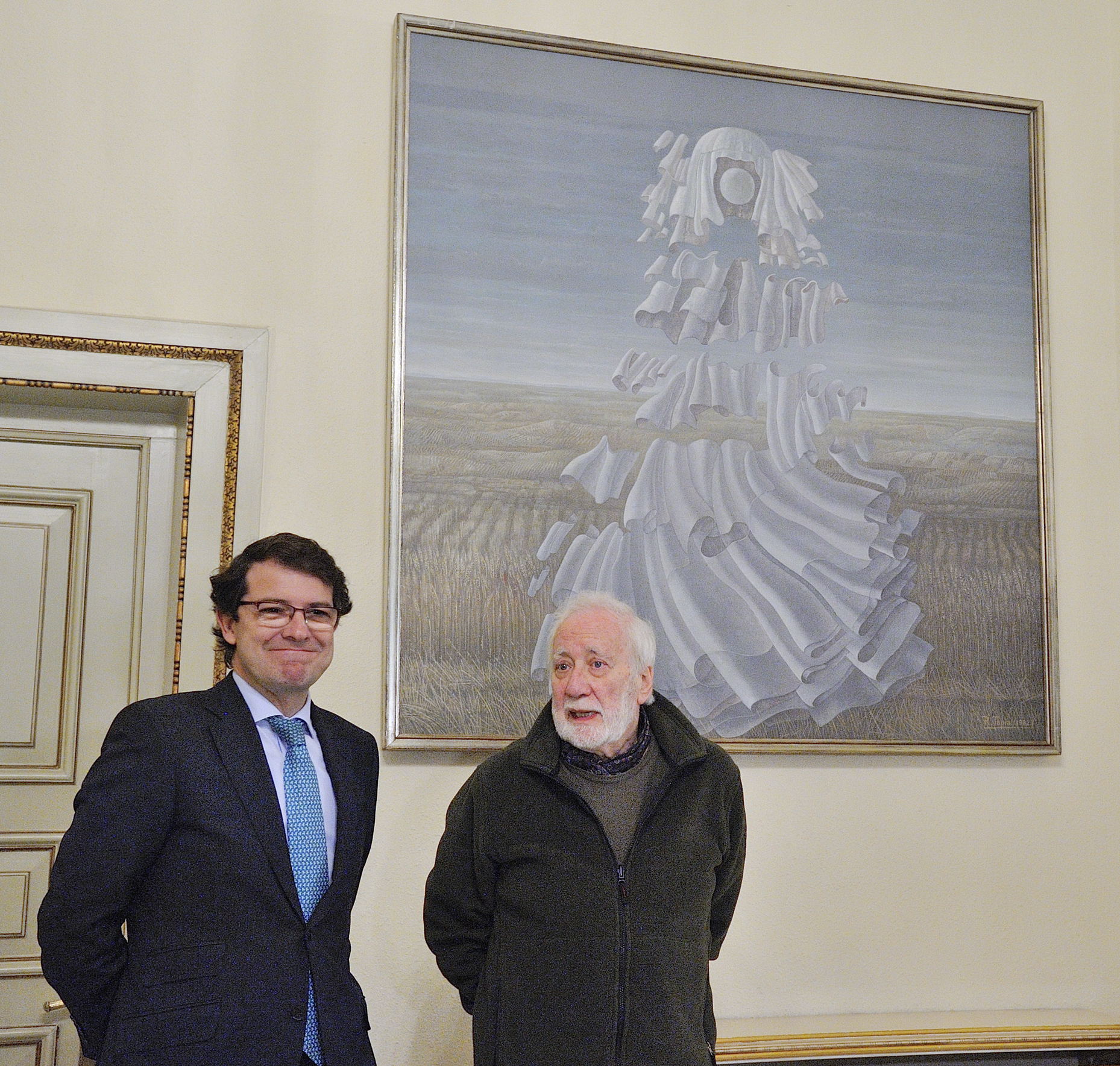El alcalde de Salamanca  junto a Ramiro Tapia  con la obra dedicada a Santa Teresa