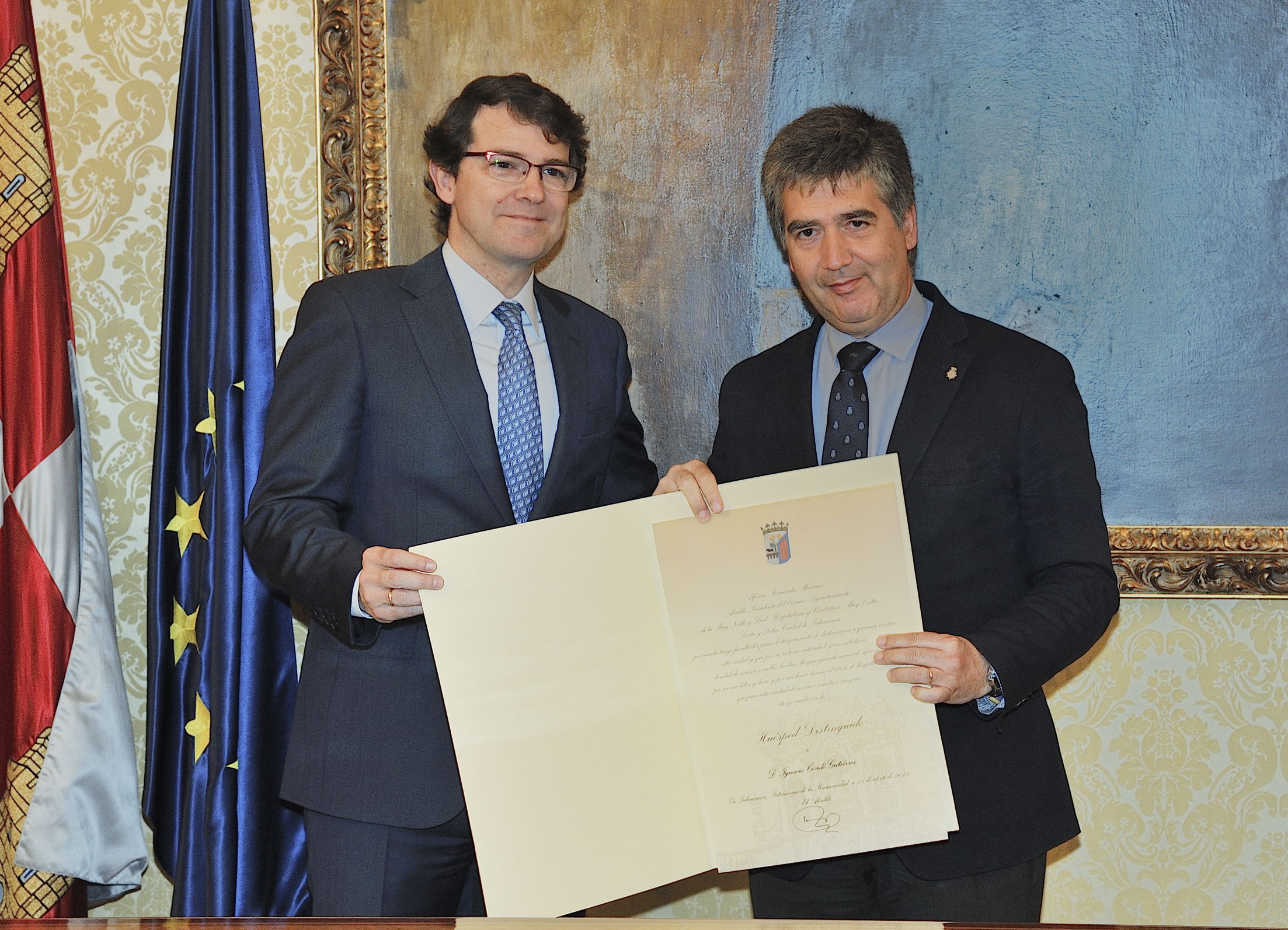 El alcalde de Salamanca  junto al director general de la Policia