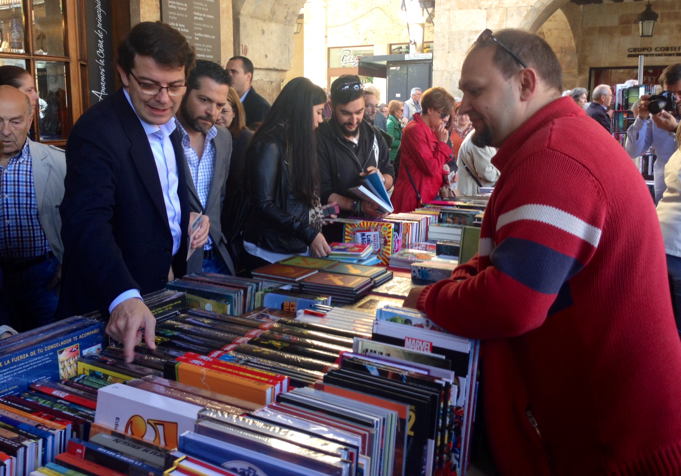 El alcalde de Salamanca  en su visita a las librerias instaladas en los soportales de la Plaza