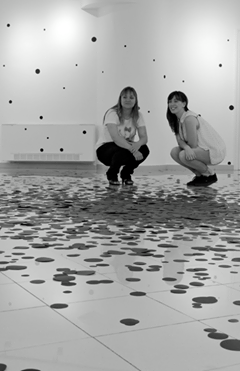 La artista Rebeca Martin y la Concejala de Juventud  Gozo Merino