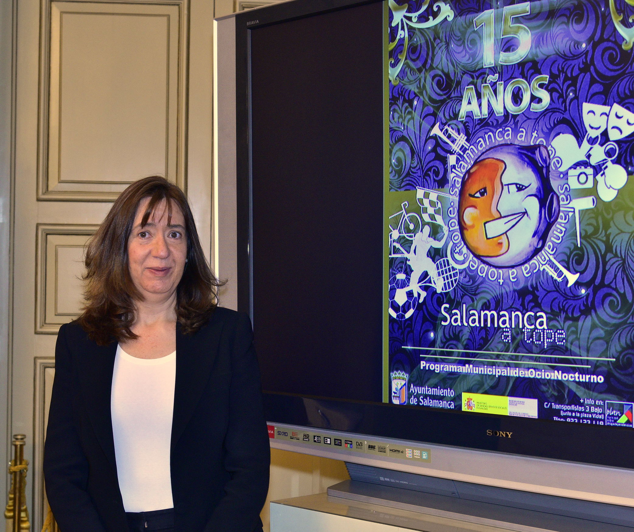 La Concejala de Salud Publica y el cartel anunciador de Salamanca a Tope