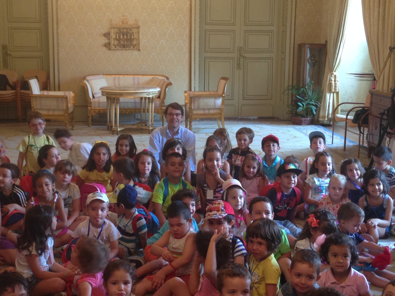 Alfonso Fernandez Manueco con ninos participantes en las ludotecas de verano