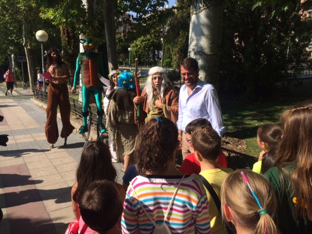 El alcalde ha visitado hoy a mas de un centenar de ninos que participan en la Campana de Verano