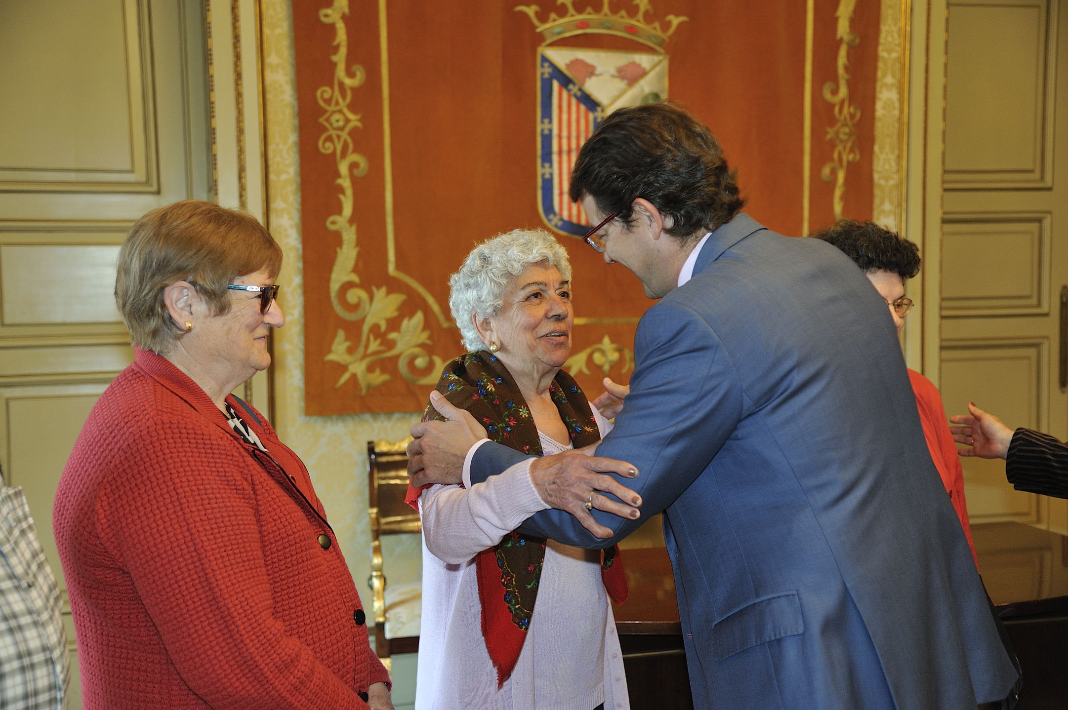 El alcalde de Salamanca saluda a uno de los participantes de la  Operacion Anoranza