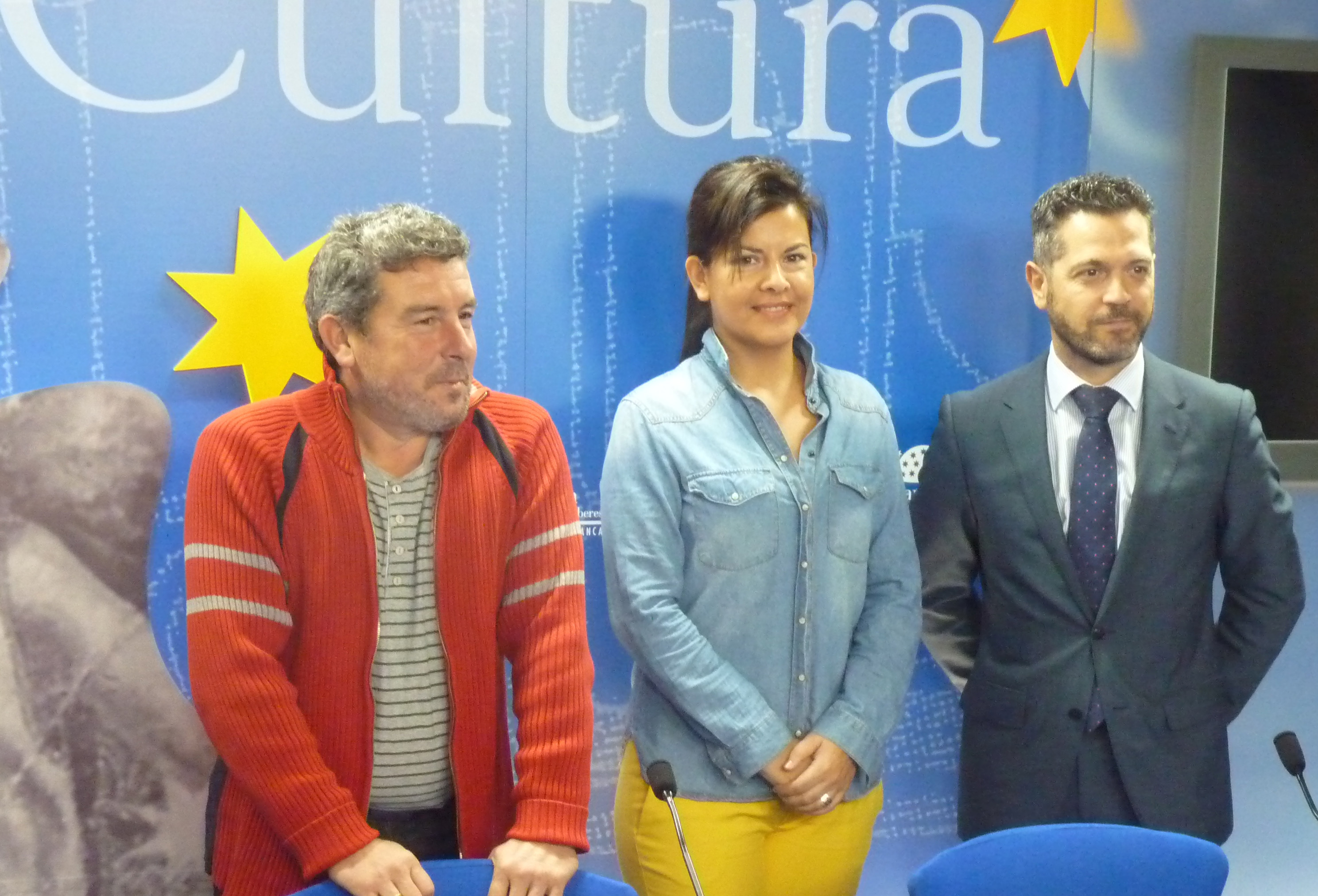 El concejal de Cultura del Ayuntamiento de Salamanca  Julio Lopez  y la actriz Nuria Galache