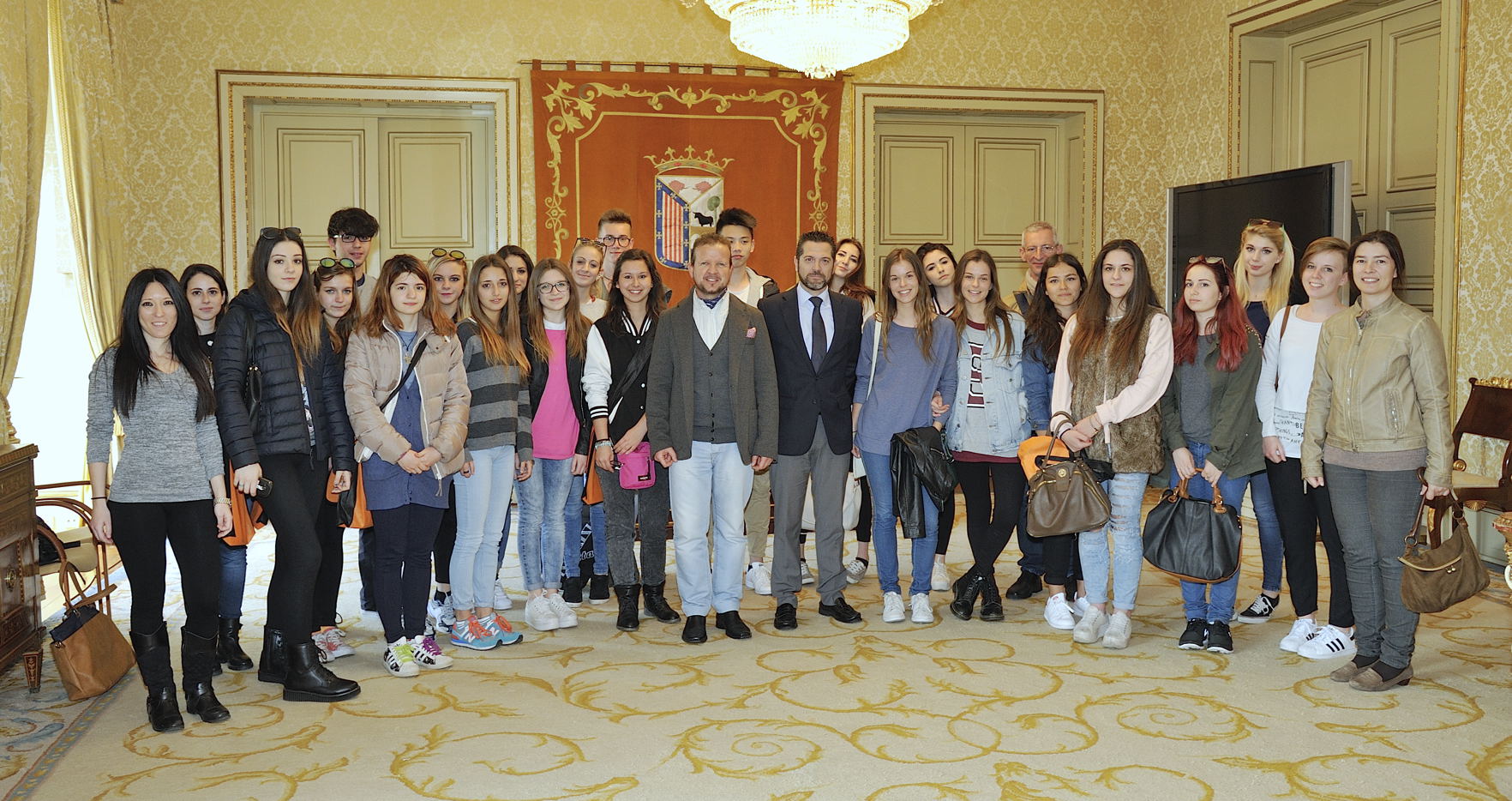 Una reciente visita al Ayuntamiento de estudiantes de espanol en la ciudad