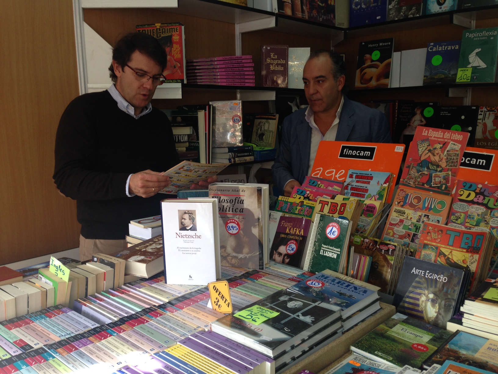 El alcalde de Salamanca  en una de las casetas de la 23 Feria del Libro Antiguo y de Ocasion