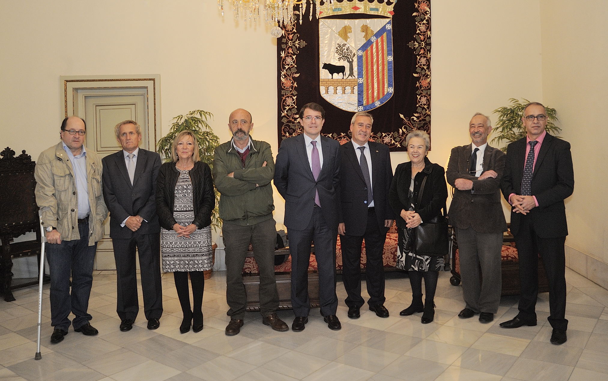 El alcalde con los participantes en el Dia de la Solidaridad