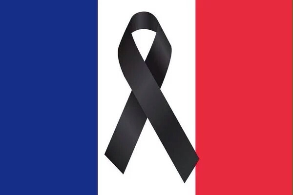 La bandera francesa con un crespon negro en senal de luto