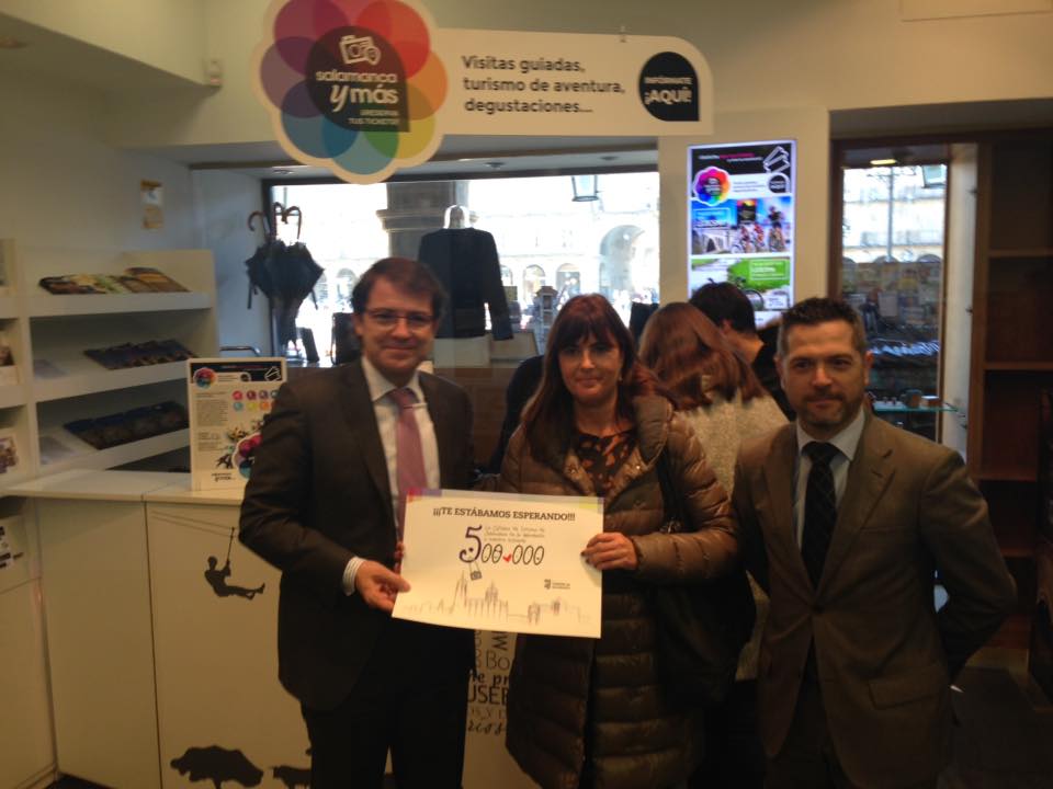El alcalde de Salamanca con el concejal de Turismo y la visitante numero 500.000
