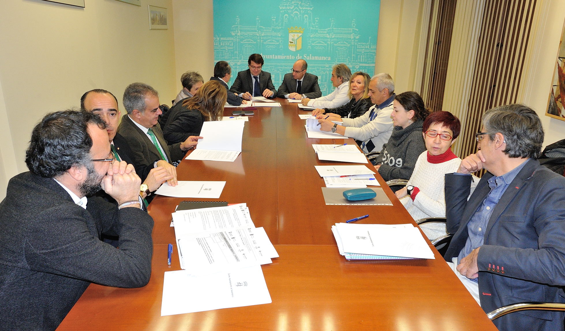Imagen de la reunion mantenida entre instituciones y ONG que ha aprobado el plan