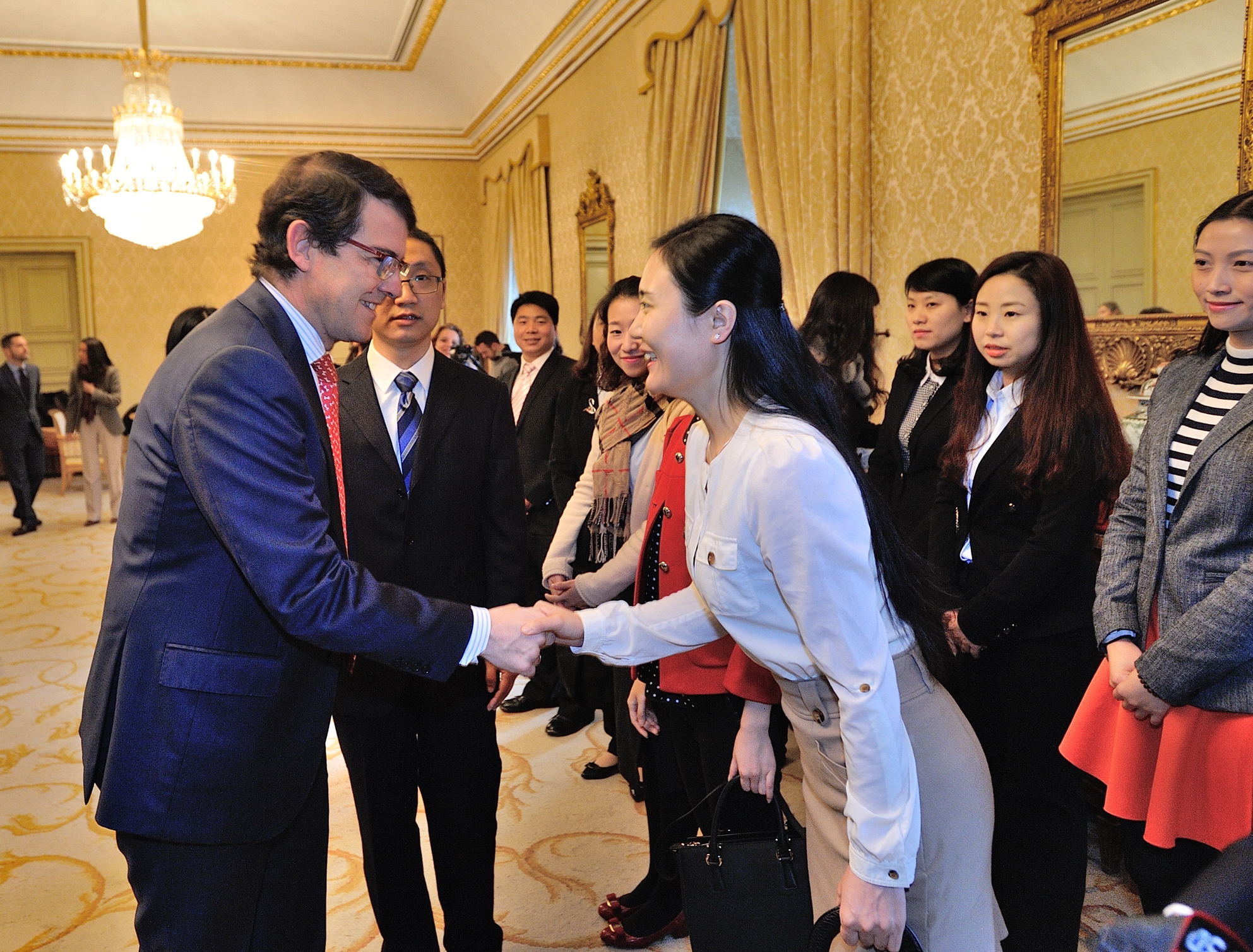 El alcalde de Salamanca saluda a una de las tecnicos procedentes de la provincia china de Sichuan