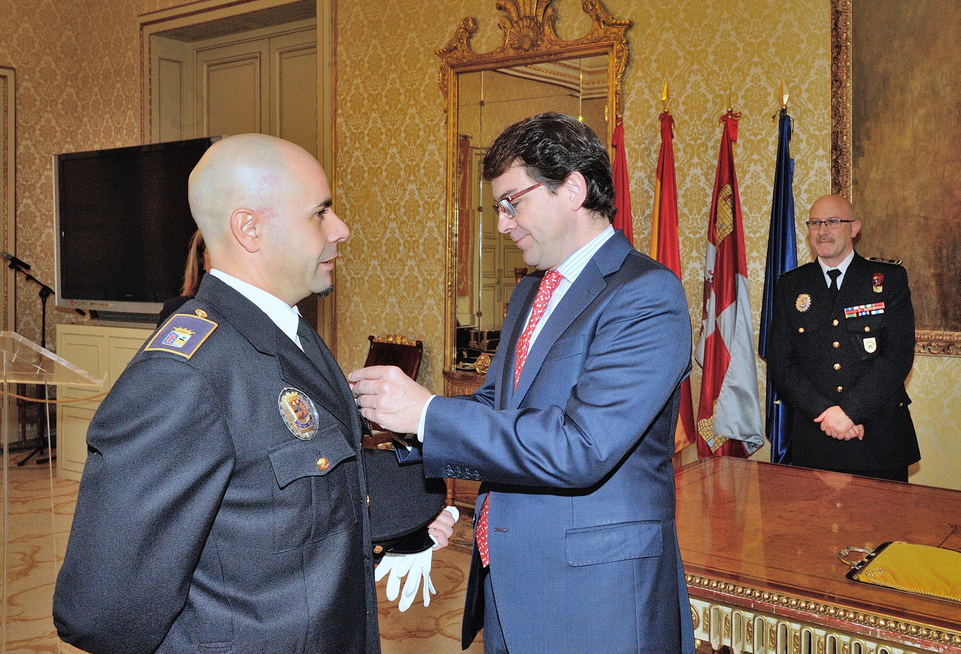 El alcalde de Salamanca entrega la medalla al Merito de la Policia Local a Juan Carlos Iglesias