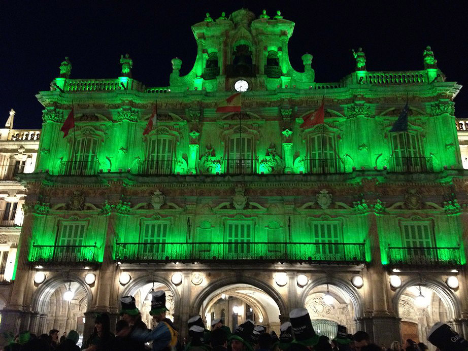 La fachada del Ayuntamiento se iluminara manana de verde con motivo del Dia de San Patricio