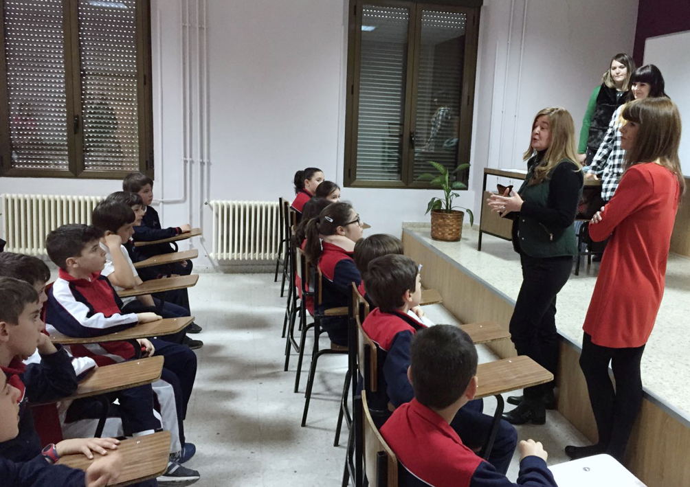 Las concejalas de Consumo y de Educacion han visitado a un grupo de alumnos