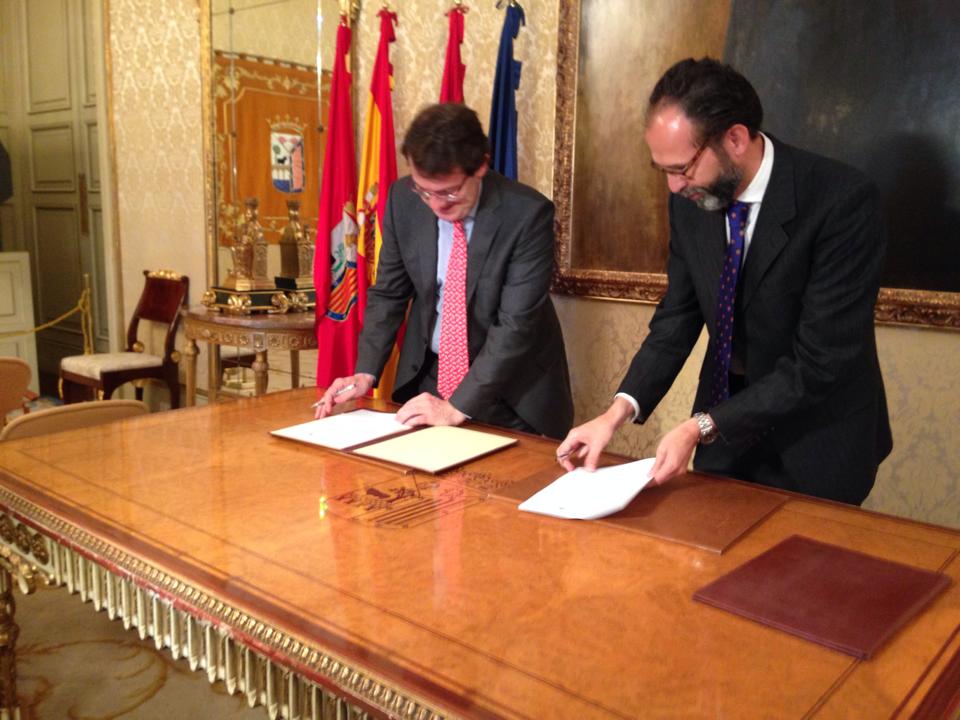 Firma del convenio entre el alcalde de Salamanca y el director general de la FECYT
