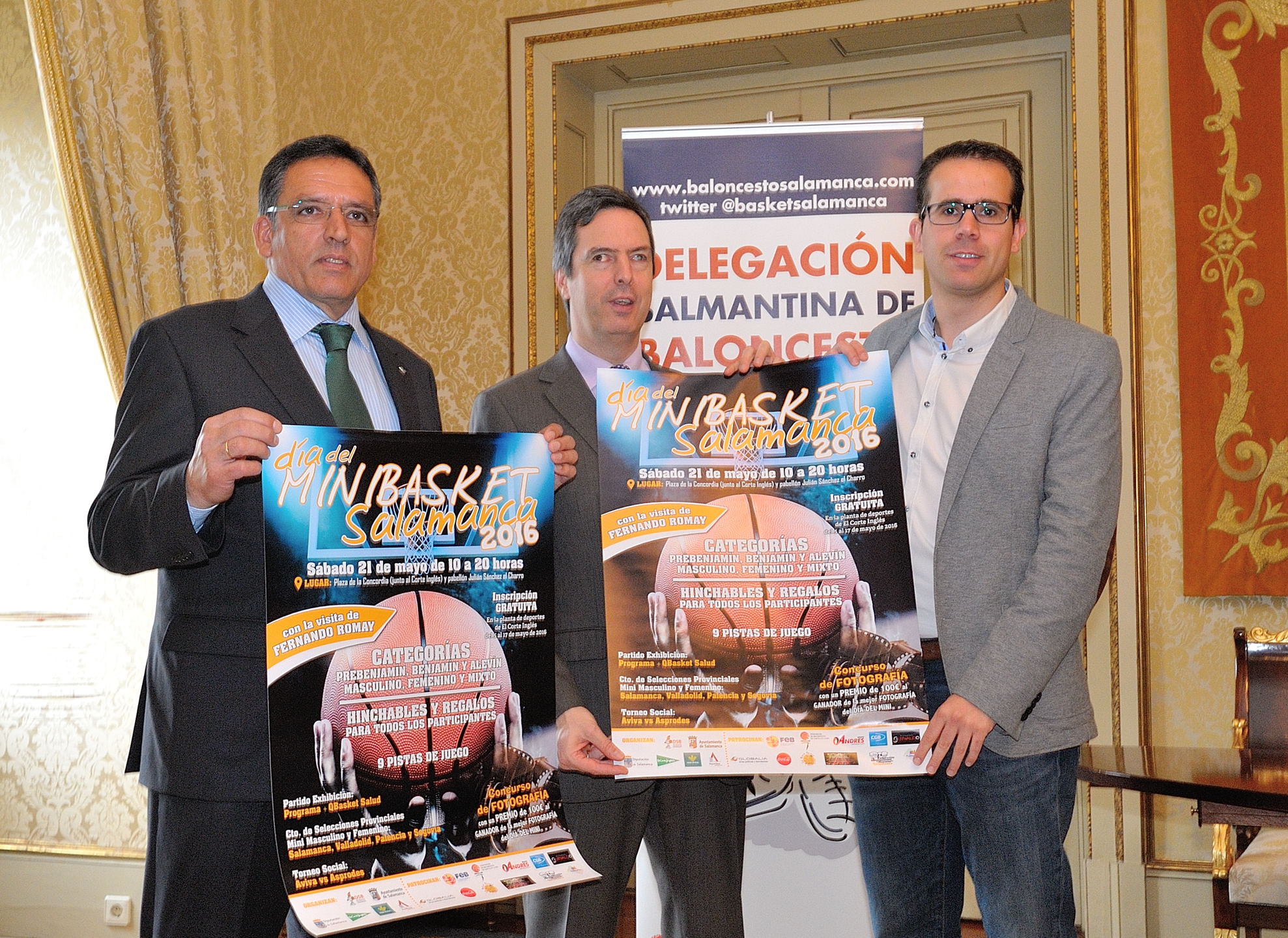 El concejal de Deportes junto a los representantes de Caja Rural y Federacion de Baloncesto