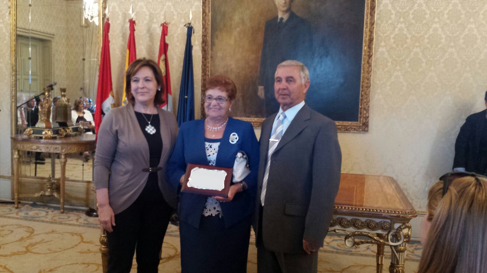 La Concejala de Mayores con uno de los matrimonios homenajeados