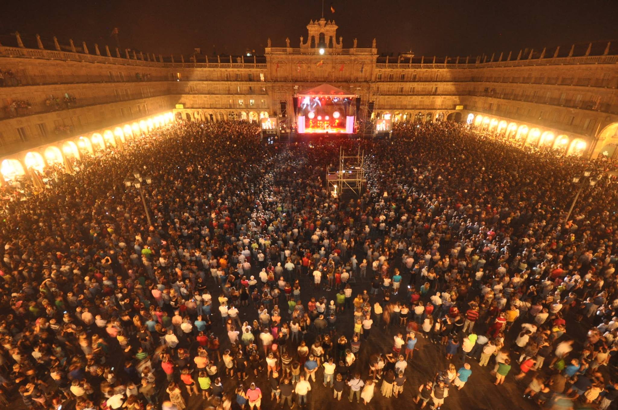 Imagen de la Plaza Mayor durante un concierto de las Ferias y Fiestas