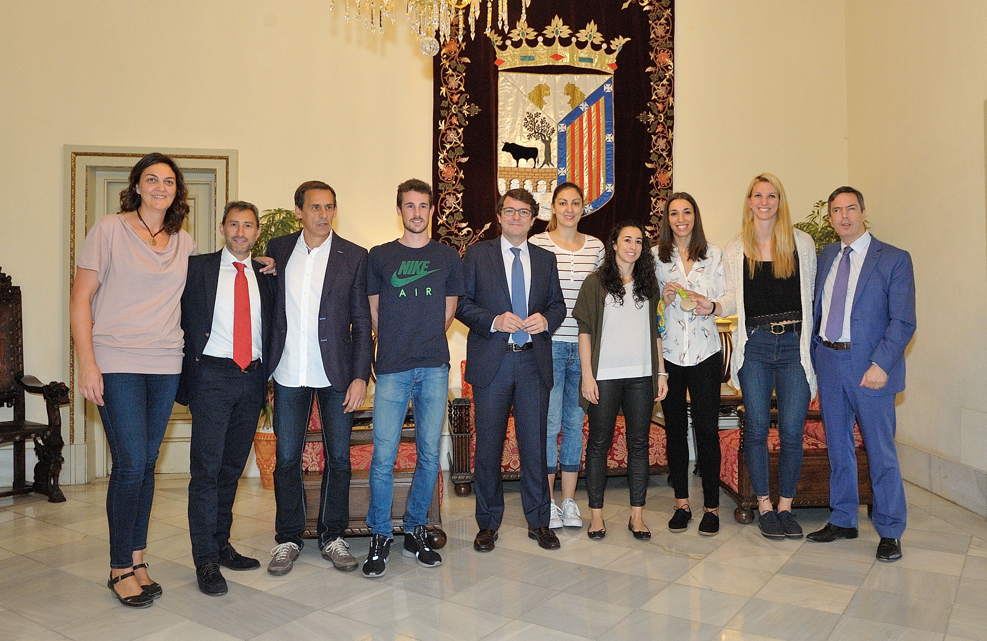 El alcalde de Salamanca junto a los deportistas