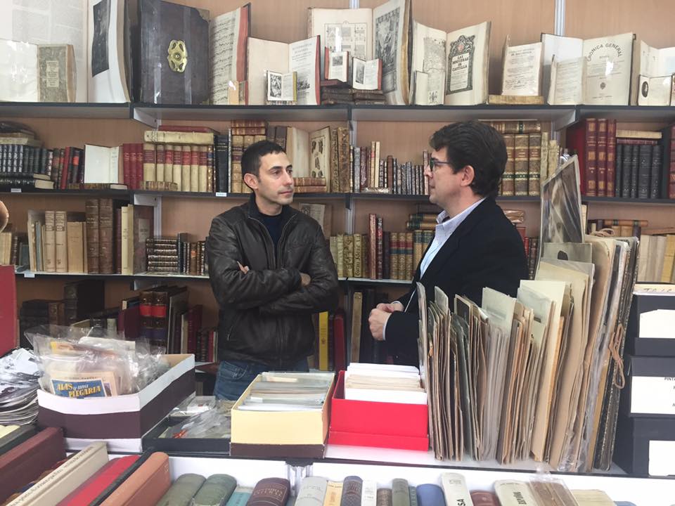 Fernandez Manueco anima a visitar la Feria del Libro Antiguo y de Ocasion