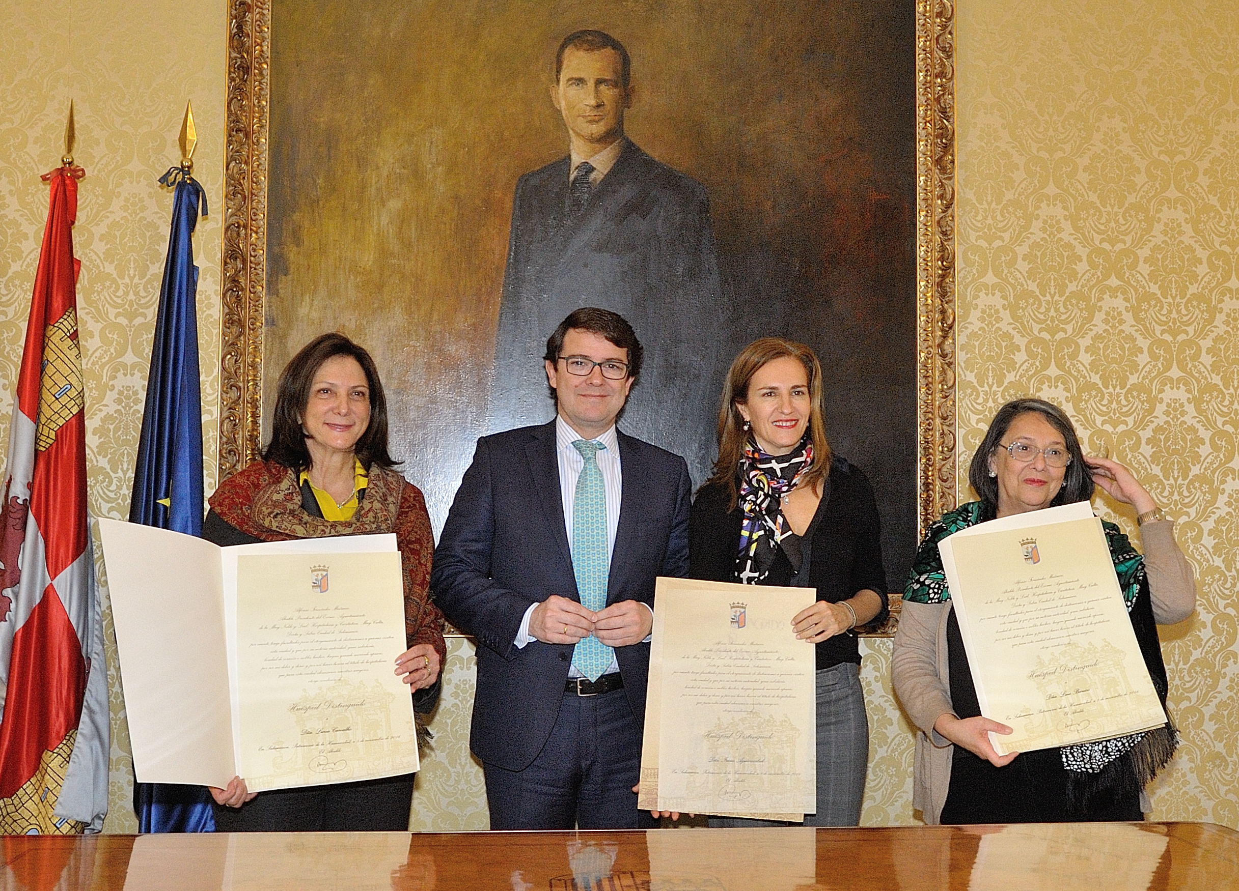 El alcalde junto a las tres nuevas huespedes distinguidas