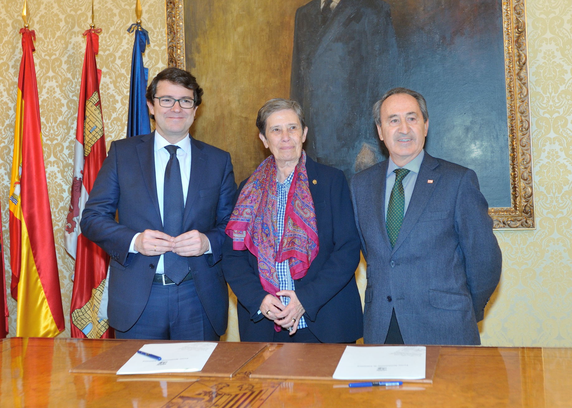 Firma del convenio por el alcalde de Salamanca con representantes de Cruz Roja y Caritas
