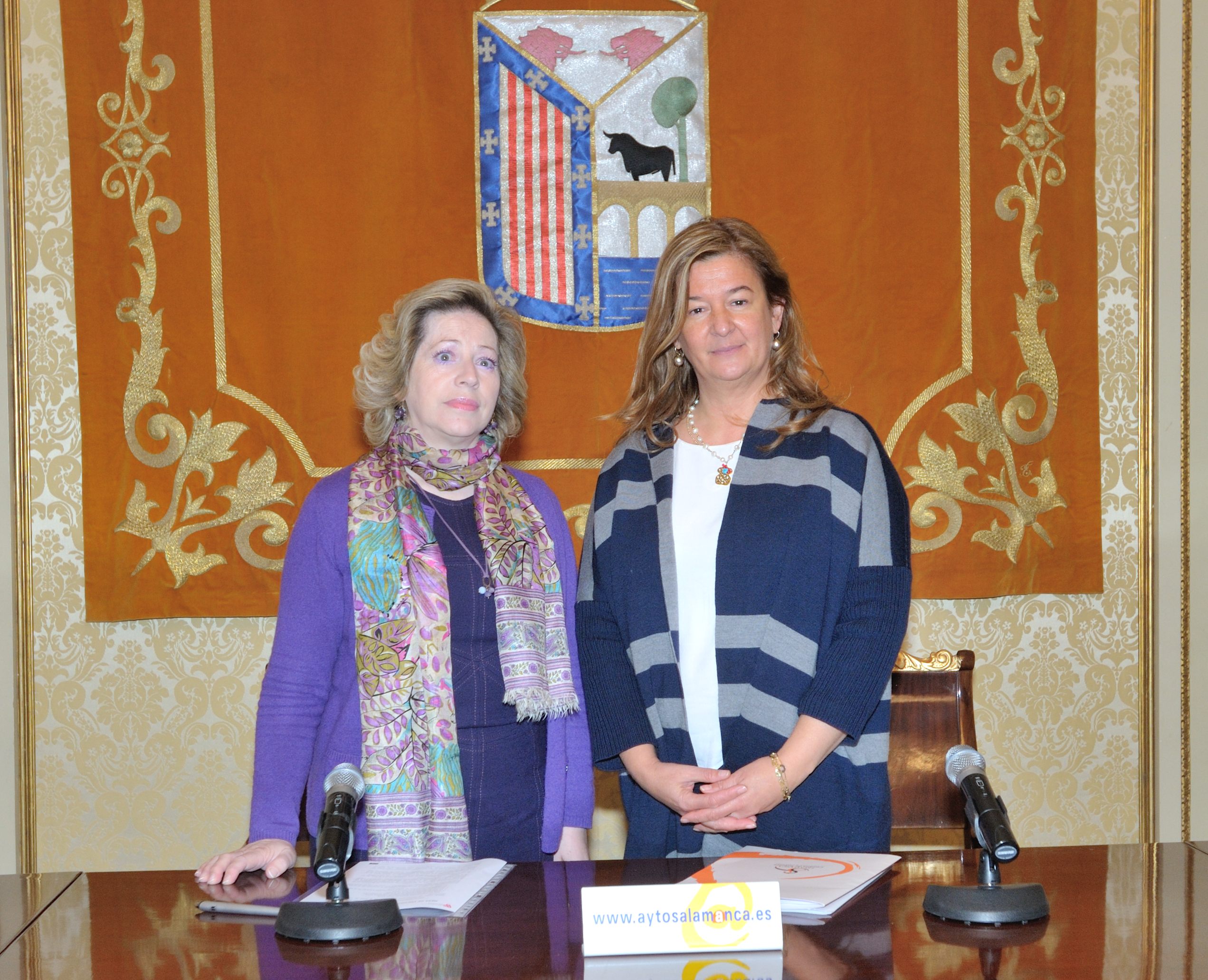 La Concejala Carmen Sanchez Bellota  junto a Rosa Hernandez  de la Mesa de Voluntariado