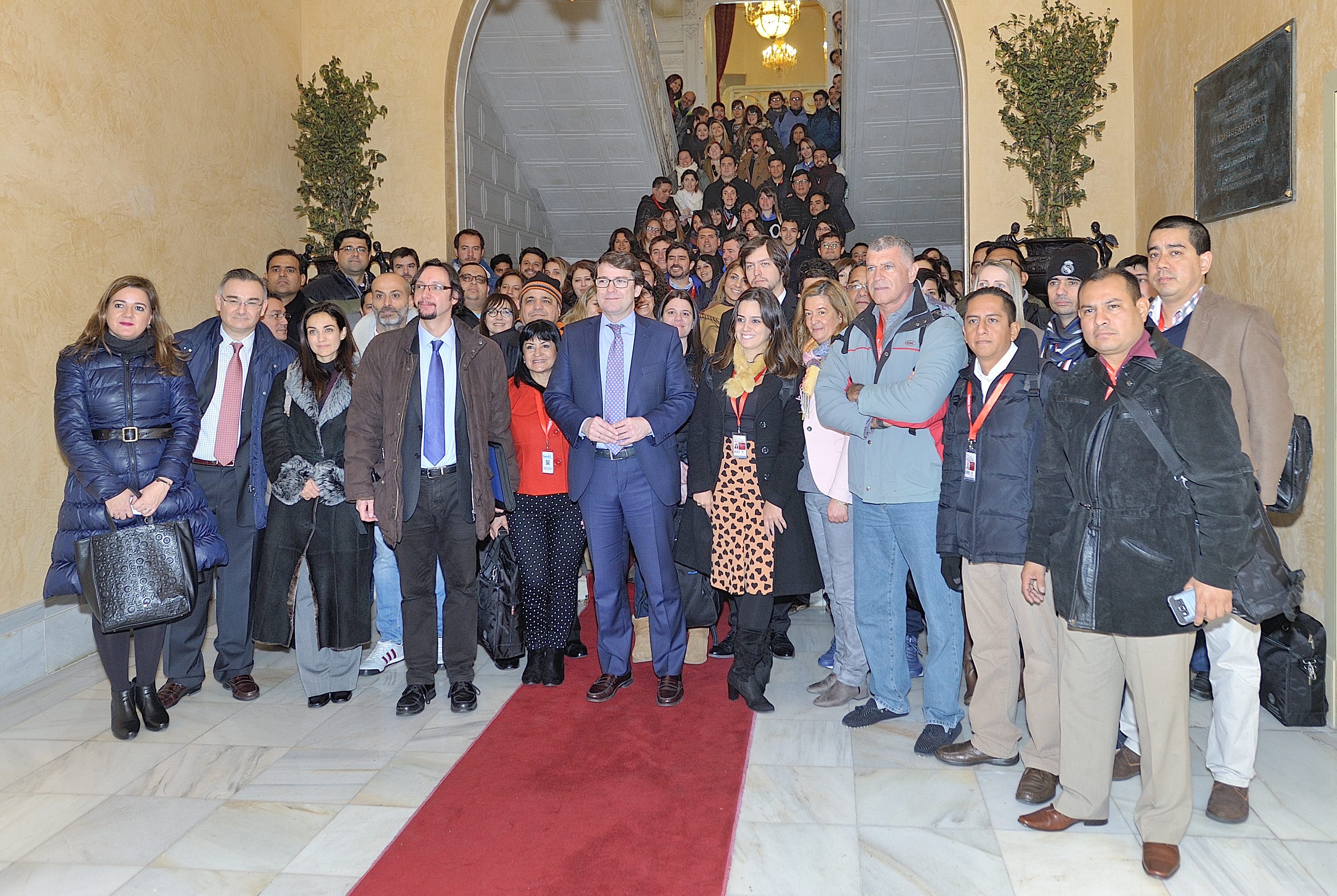 El alcalde junto a los participantes y profesores