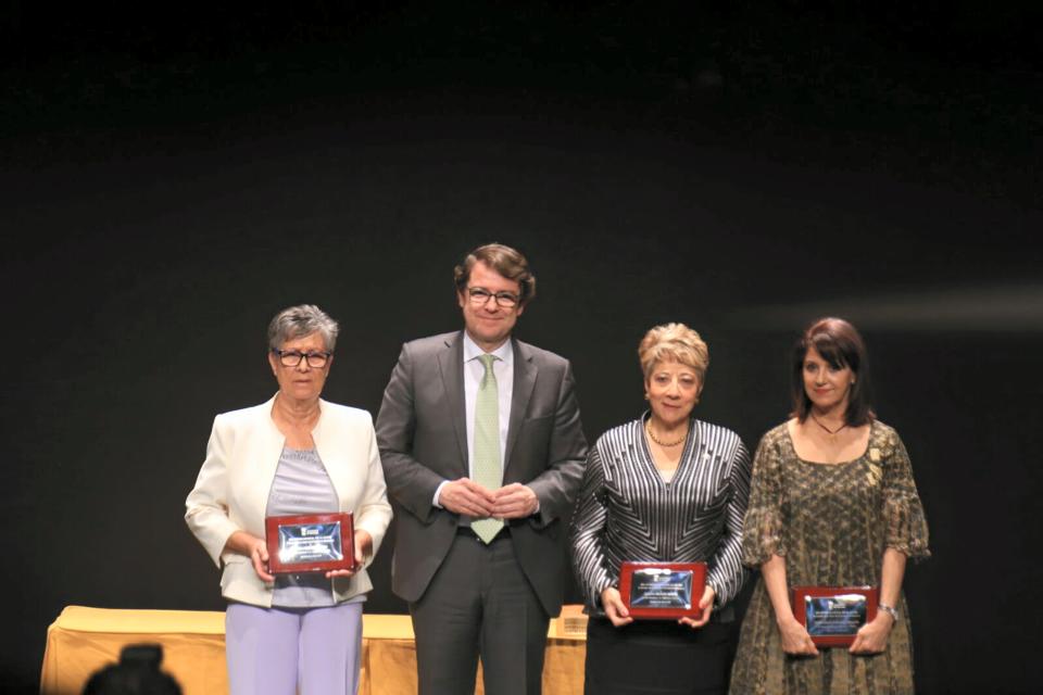 El Ayuntamiento rinde homenaje a Araceli Mangas  Salud Parada y Elena Perez