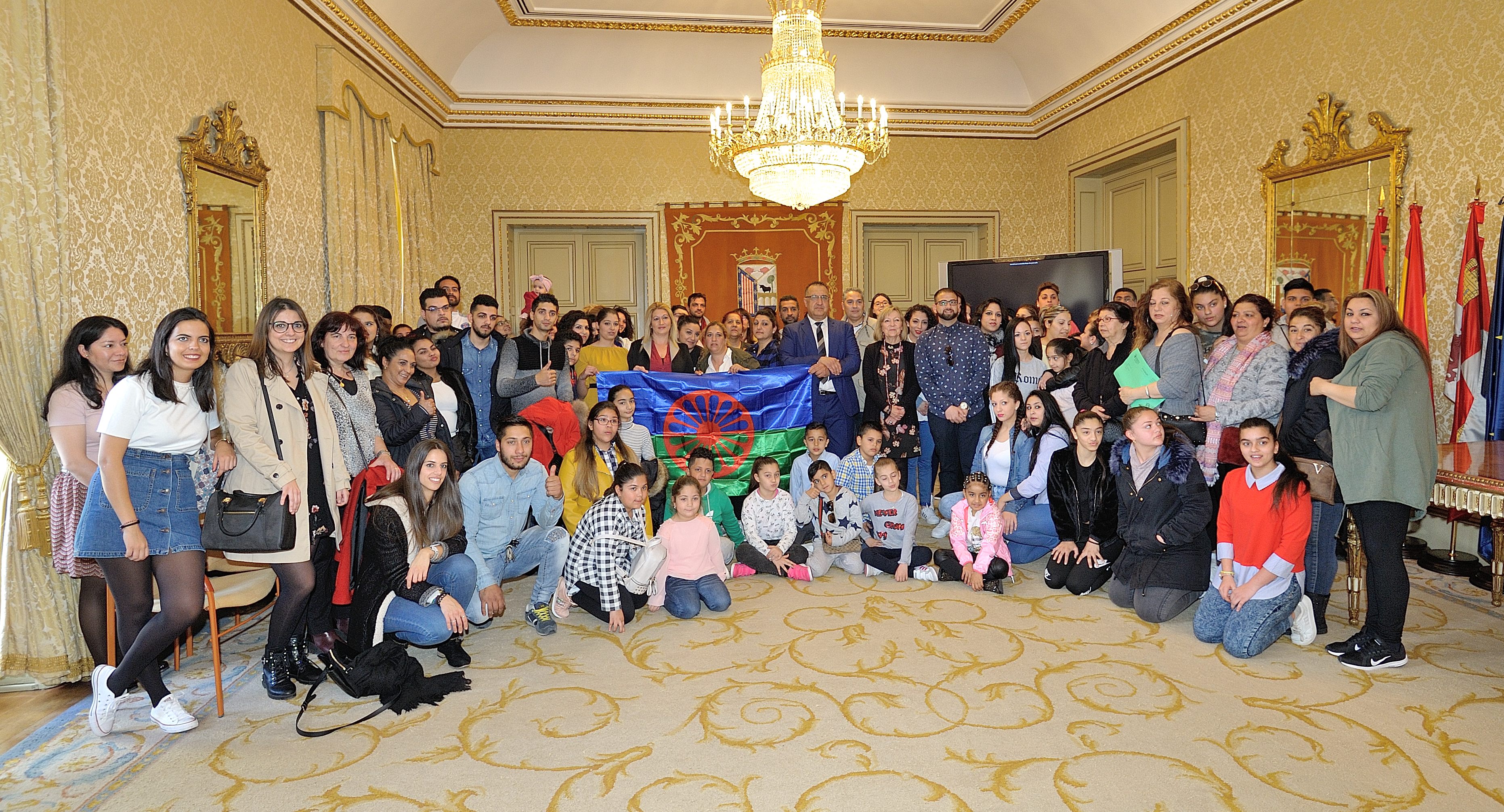 La Concejala de Familia junto a los representantes de la comunidad gitana