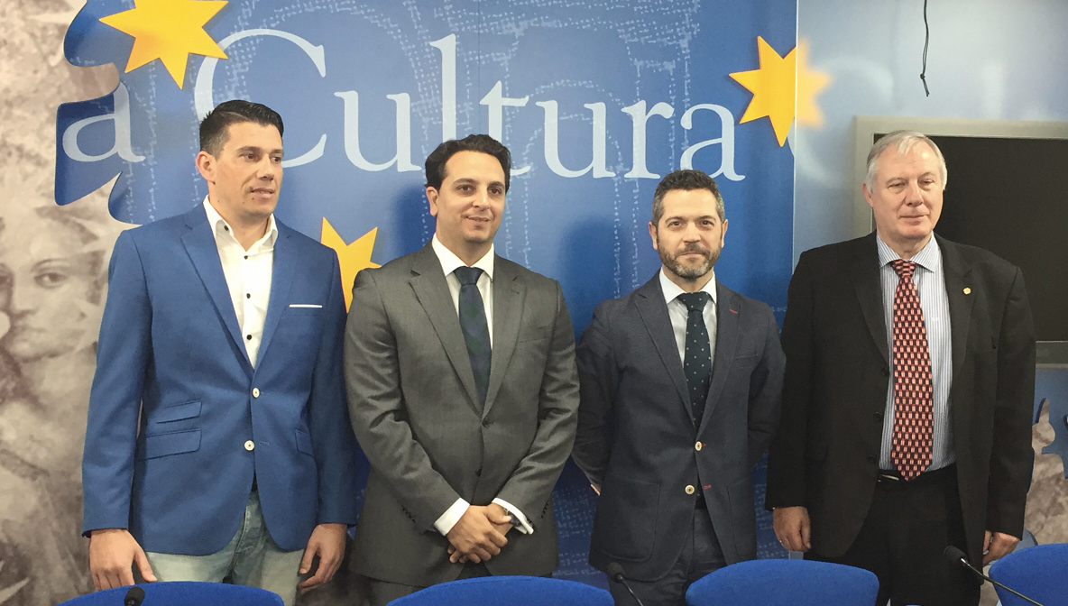 La Agrupacion Musical  La Expiracion  junto al Concejal de Cultura y Turismo