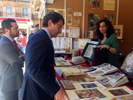 El alcalde de Salamanca en una de las anteriores ediciones de la Feria del Libro