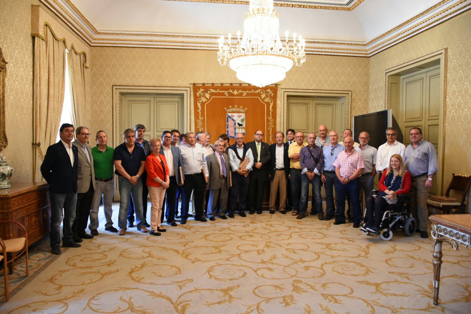 Los funcionarios homenajeados junto al III Teniente de Alcalde  Fernando Rodriguez