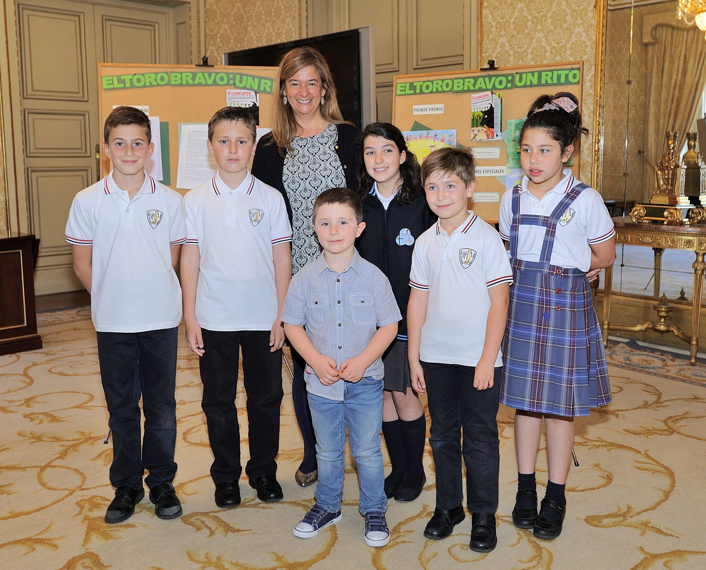 Entrega de los diplomas por la Concejala de Educacion