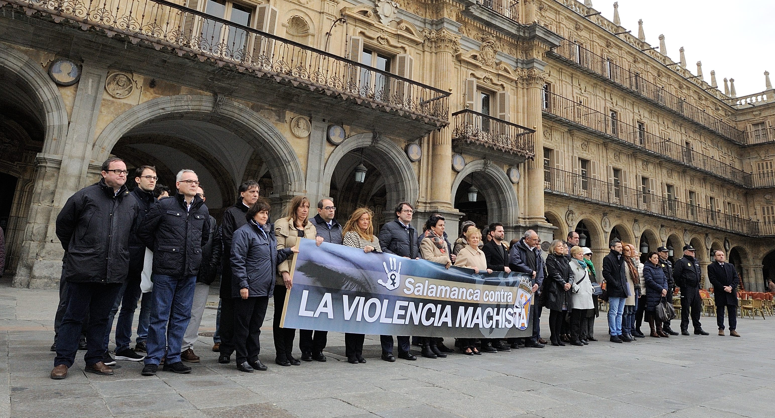 Concentracion del Ayuntamiento para condenar la violencia de genero