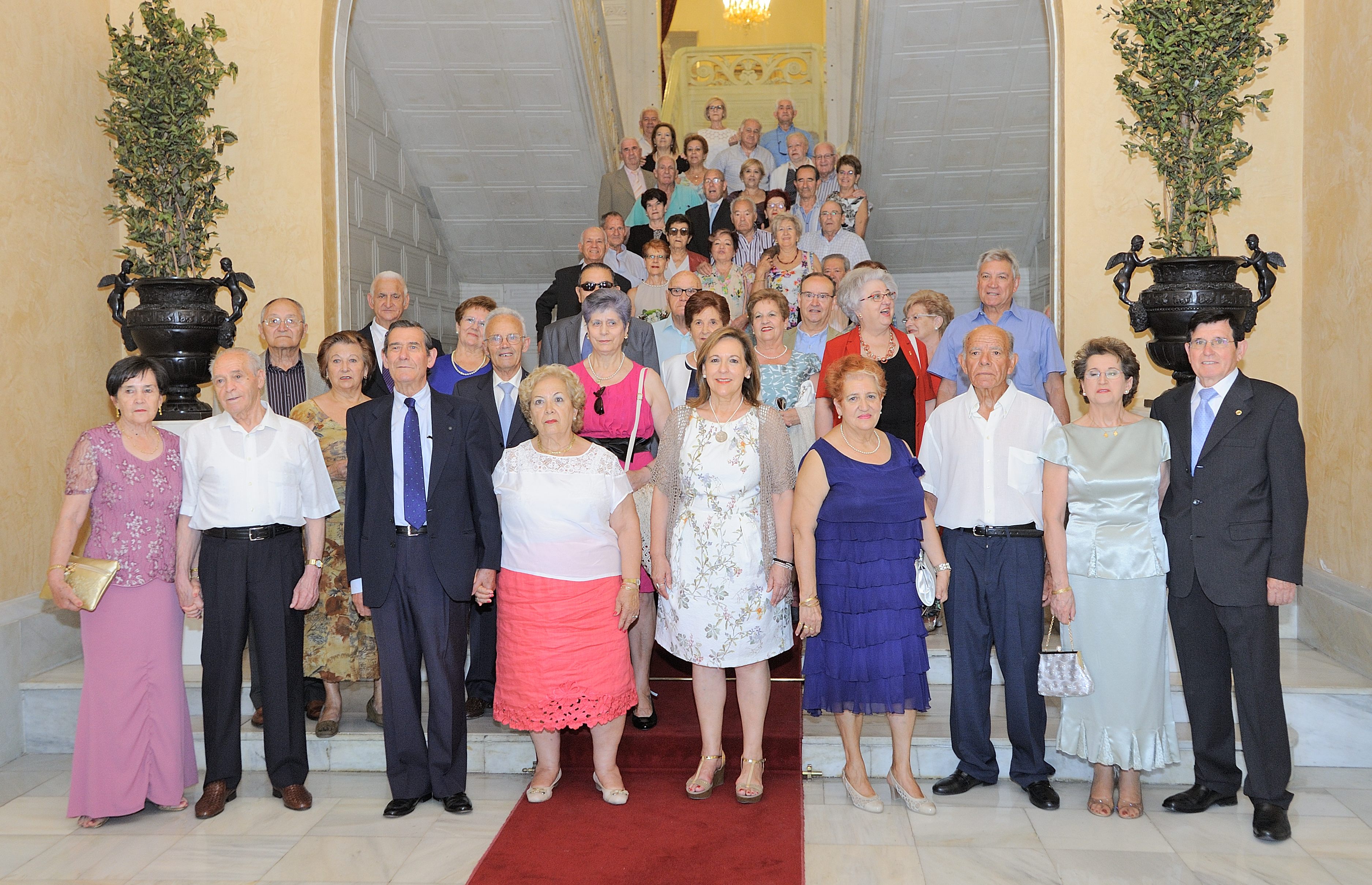 Matrimonios homenajeados junto a la Concejala de Mayores