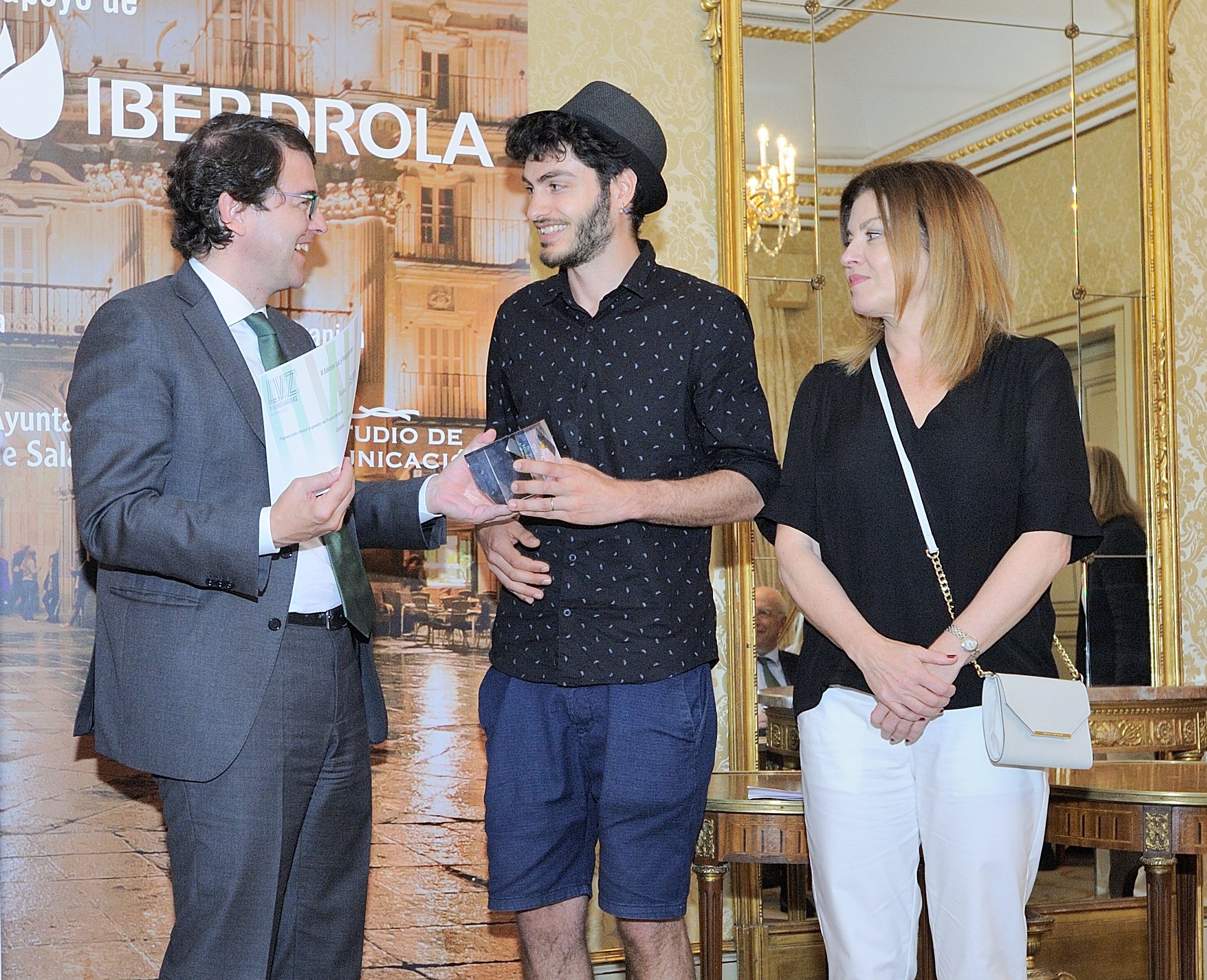 El alcalde entrega el premio del II Festival de Luz y Vanguardias