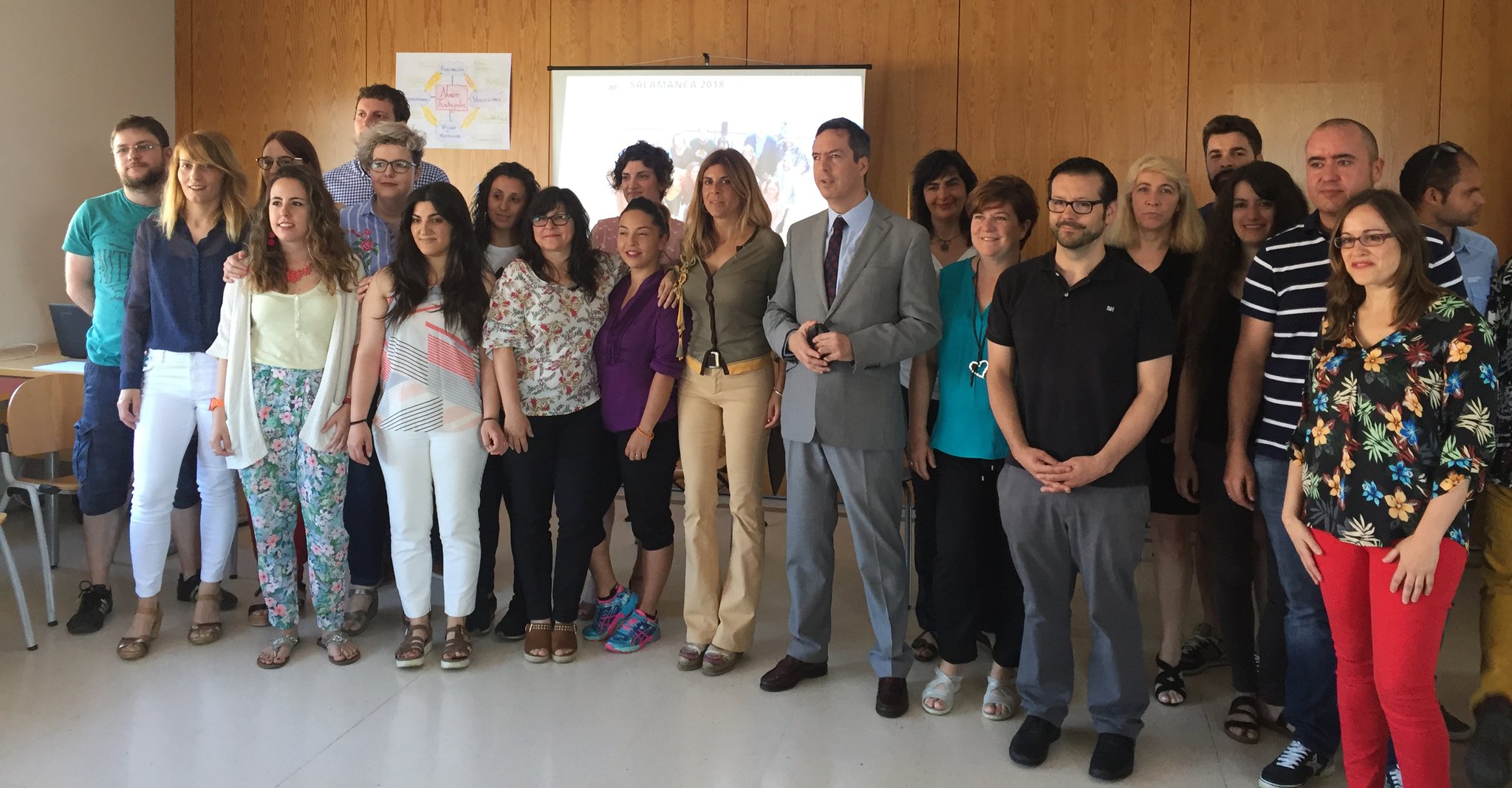 Participantes en la Lanzadera de Empleo junto a los responsables institucionales