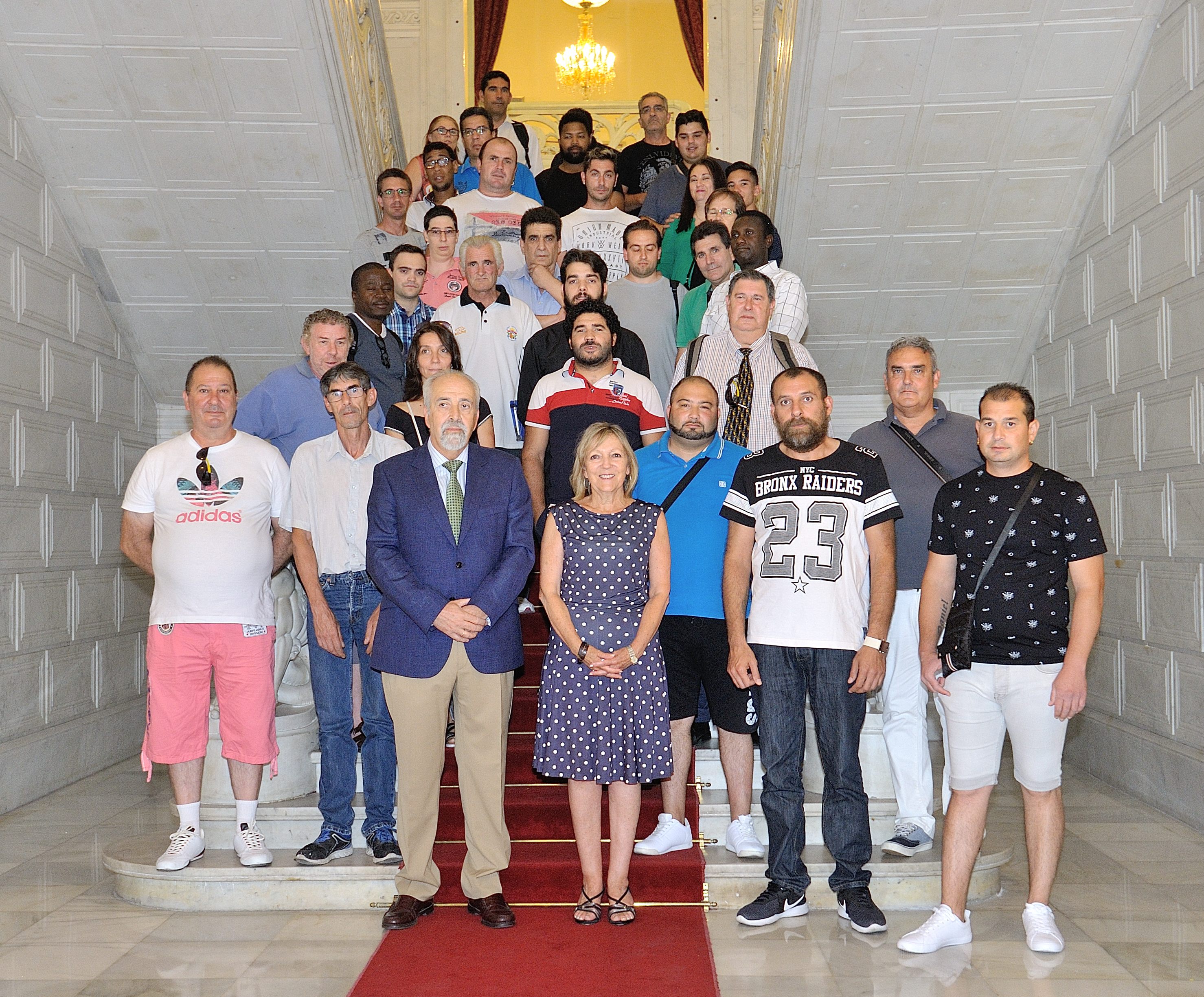 Pedro Grijalba y Cristina Klimowitz junto a los participantes de los programas