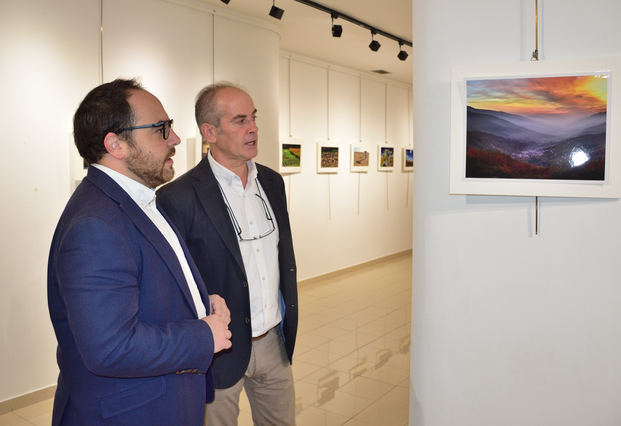 El Concejal  Daniel Llanos Garcia  junto al artista  Luis Carlos Santiago
