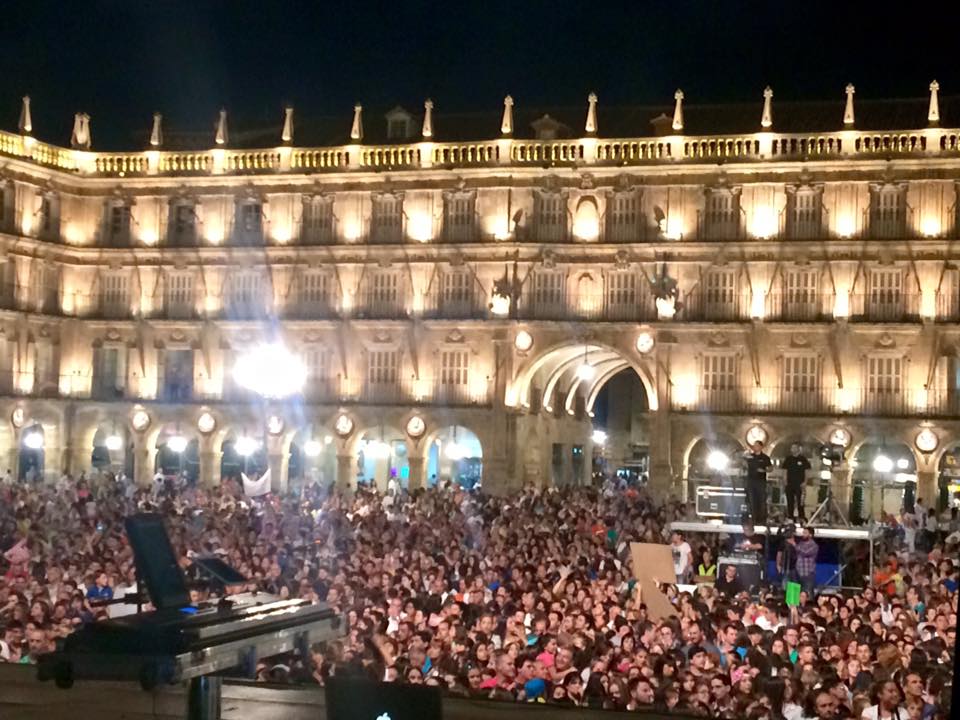 Imagen del publico asistente a un espectaculo programado en la Plaza Mayor