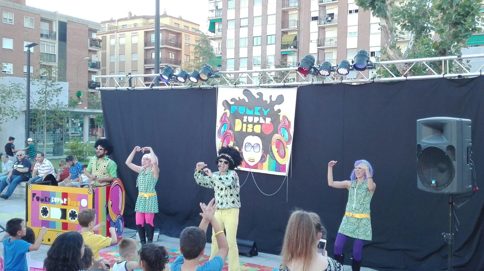 Actuacion de Kamaru Teatro en el Parque de Garrido