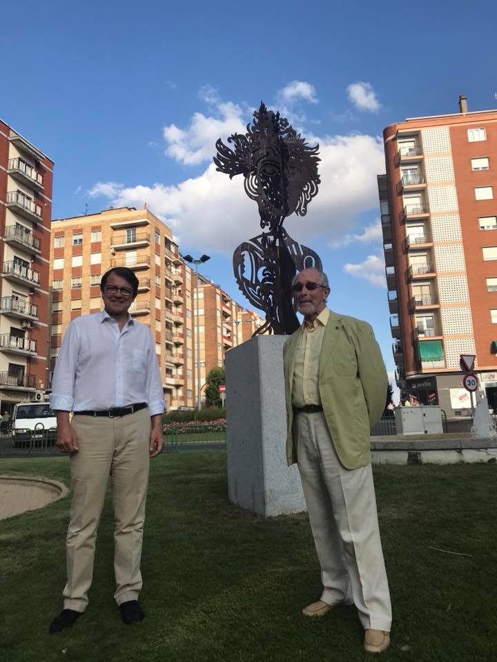 El alcalde de Salamanca  Alfonso Fernandez Manueco  y el artista  Luis de Horna