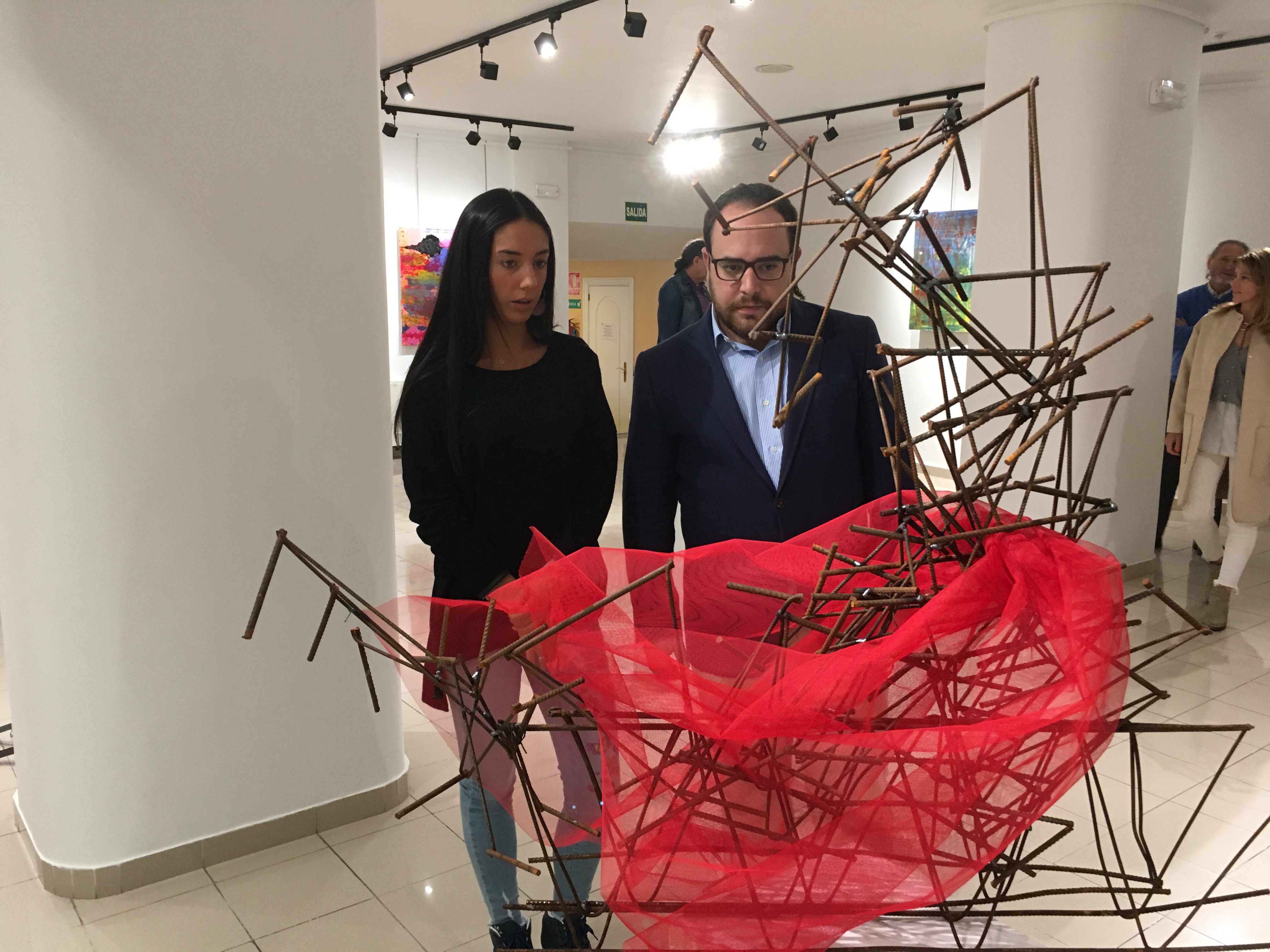 El Concejal de Juventud  Daniel Llanos  con la artista  Paloma Crespo